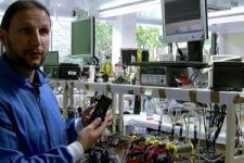 Ilmuwan Inggris Temukan Teknologi Charge Baterai Ponsel dengan Urine