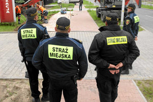 Straż Miejska w Kielcach wystawiła Igorowi mandat za parkowanie zbyt blisko skrzyżowania. "Na oko"